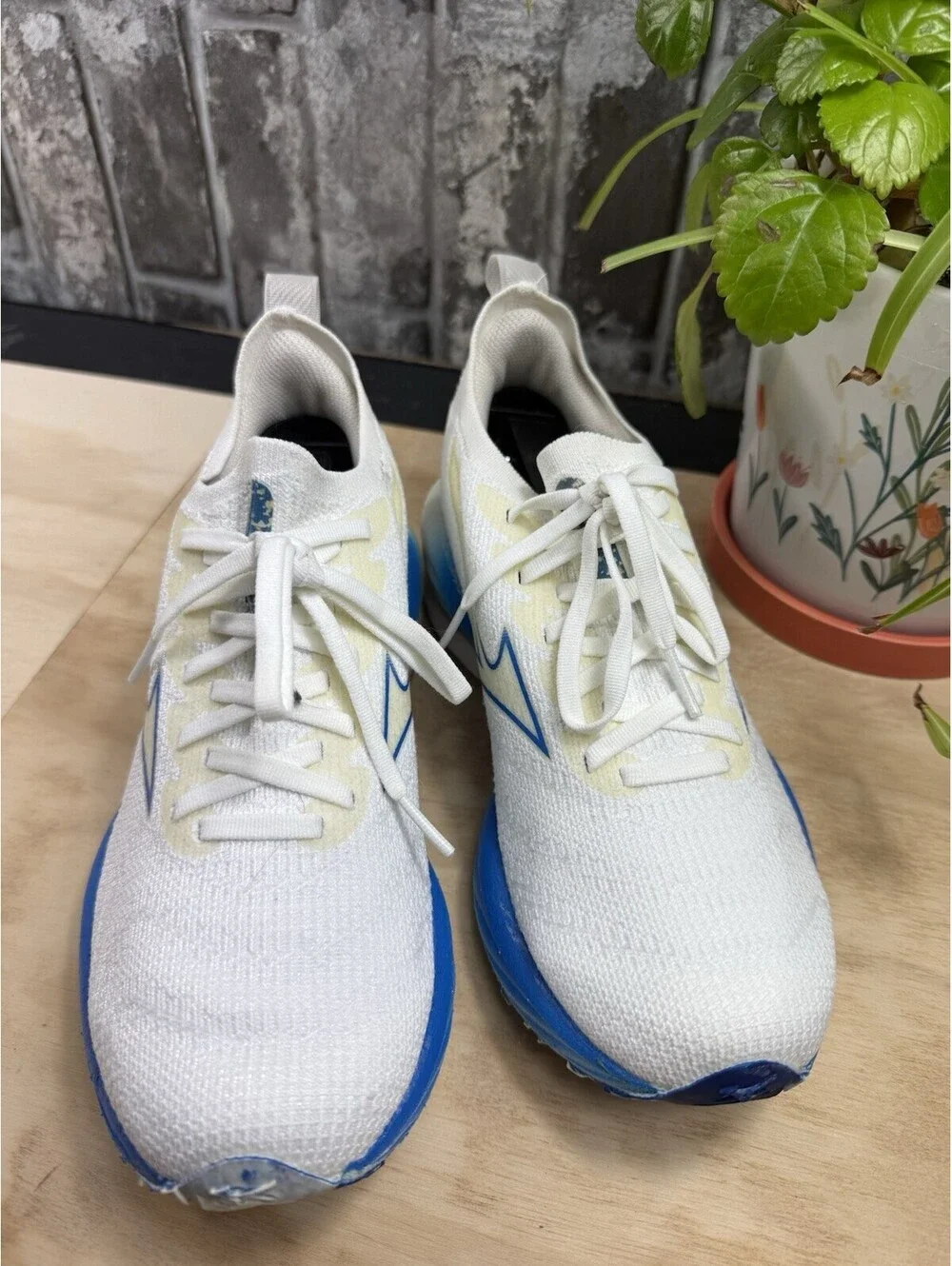 Mizuno Wave Neo Wind Women’s White/Blue Low Top Lace-Up Knit Sneakers J1GD227821
